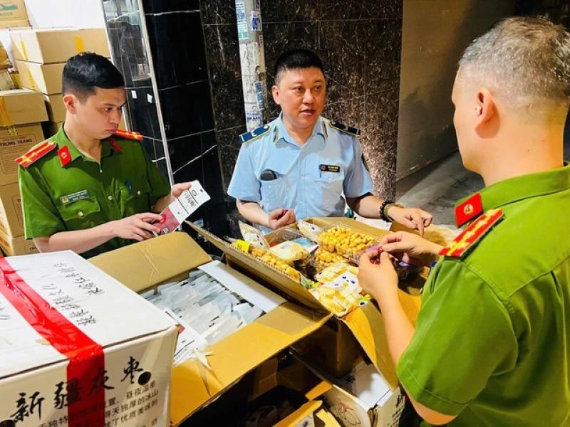 Công an Hà Nội truy quét hàng giả ở 'thủ phủ' La Phù - Ảnh 1.