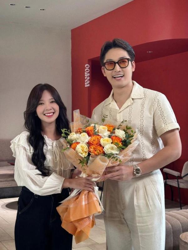 Màn công khai tình cảm của Đình Tú và Ngọc Huyền trong phim giờ vàng gây bão - Ảnh 3. Màn công khai tình cảm của Đình Tú và Ngọc Huyền trong phim giờ vàng gây bão - Ảnh 3.