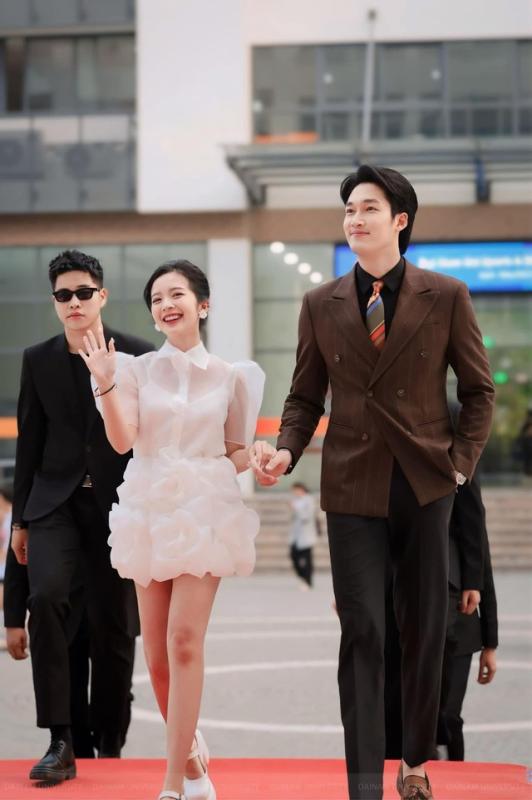 Màn công khai tình cảm của Đình Tú và Ngọc Huyền trong phim giờ vàng gây bão - Ảnh 4. Màn công khai tình cảm của Đình Tú và Ngọc Huyền trong phim giờ vàng gây bão - Ảnh 4.