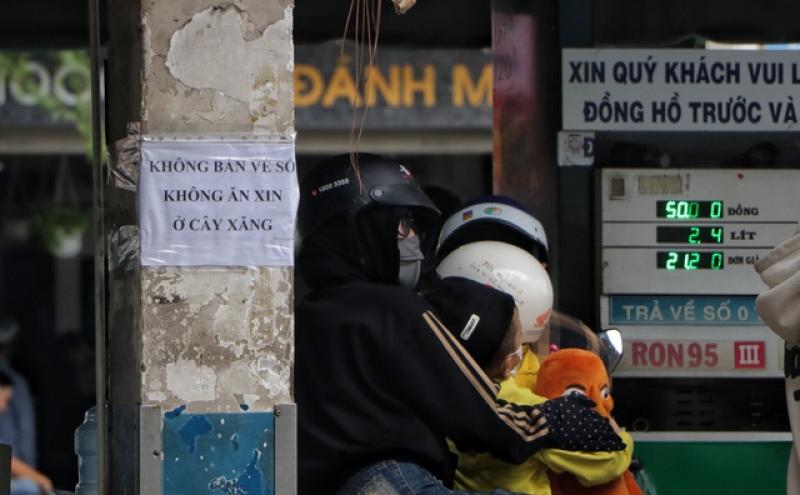 Cấm cửa người bán hàng rong, vé số: Chủ quán, dịch vụ ở TP.HCM nên hay không? - Ảnh 1. Cấm cửa người bán hàng rong, vé số: Chủ quán, dịch vụ ở TP.HCM nên hay không? - Ảnh 1.