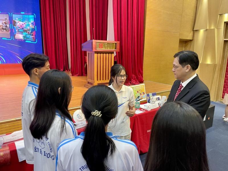 5 Nữ sinh Quảng Ngãi giành quán quân cuộc thi AI học đường 2025 - Ảnh 1. 5 Nữ sinh Quảng Ngãi giành quán quân cuộc thi AI học đường 2025 - Ảnh 1.