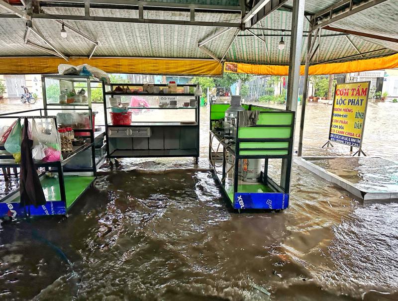 Ám ảnh bán ế của nhiều hàng quán ở TP.HCM: 'Mưa ngập là xác định đóng cửa!' - Ảnh 3.