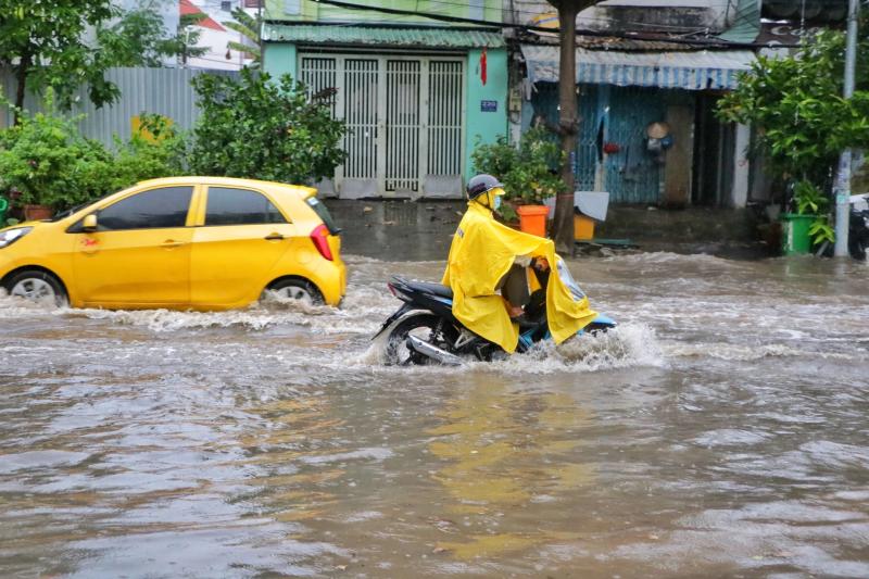 Ám ảnh bán ế của nhiều hàng quán ở TP.HCM: 'Mưa ngập là xác định đóng cửa!' - Ảnh 9.