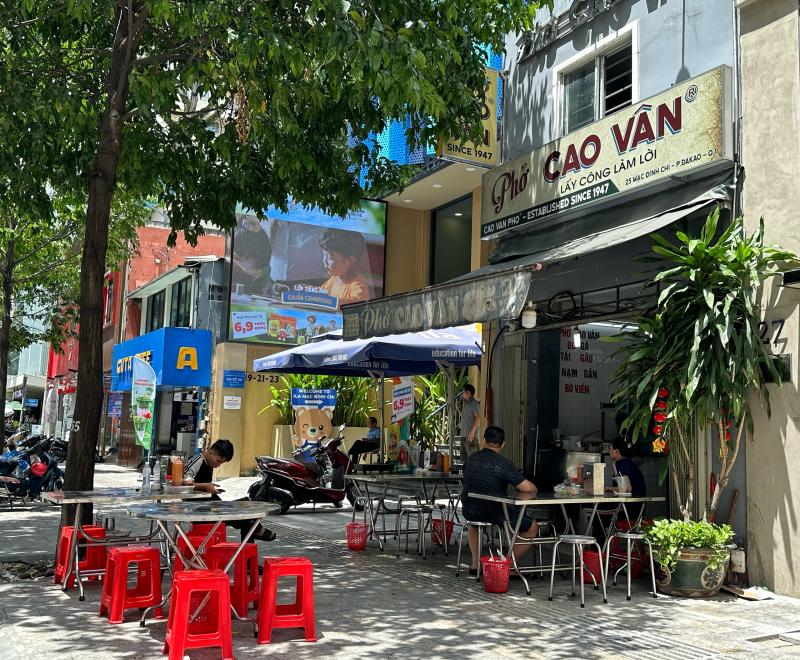 Phường Sài Gòn, TP.HCM có phở Cao Vân, hủ tiếu Thanh Xuân: Còn quán nào lừng danh? - Ảnh 2.