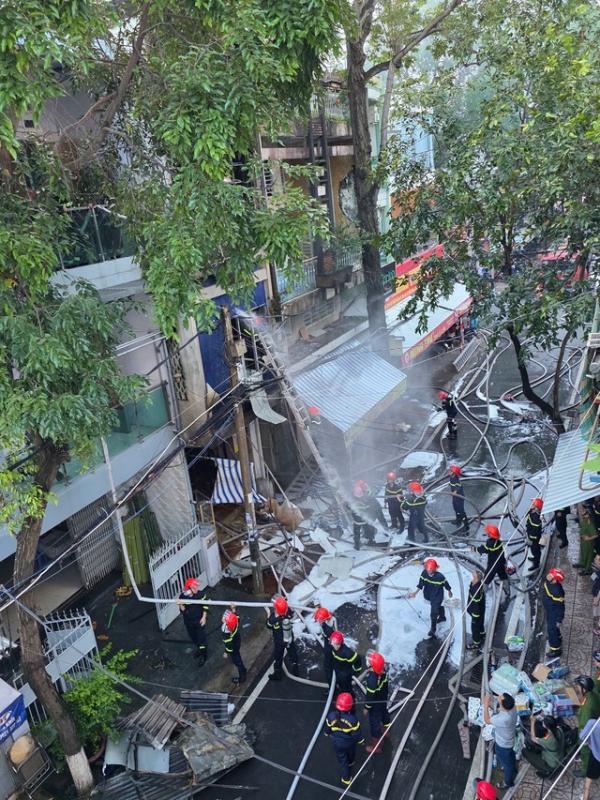 Hỏa hoạn thiêu rụi tiệm kinh doanh nhang đèn ở Cần Thơ - Ảnh 2.