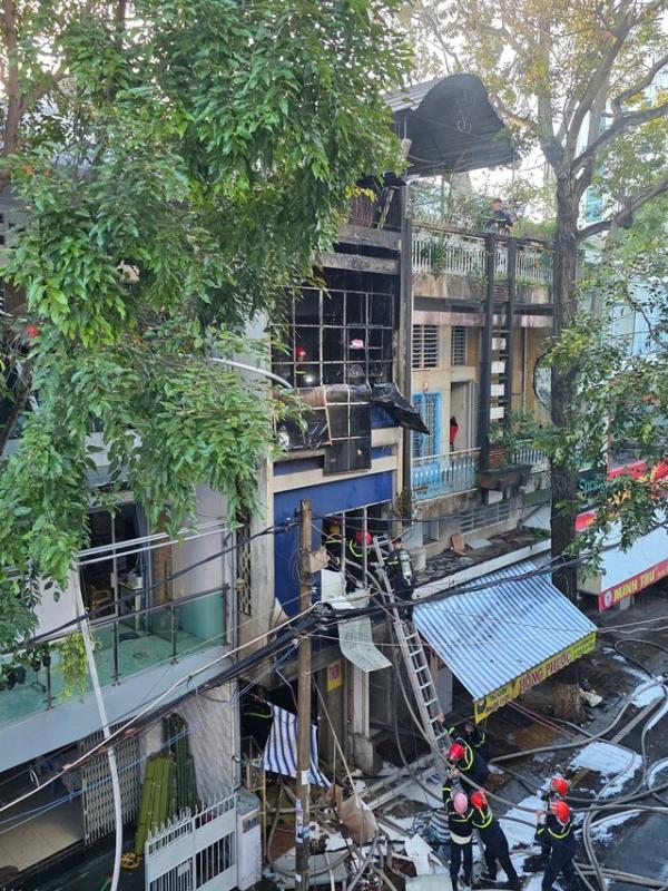 Hỏa hoạn thiêu rụi tiệm kinh doanh nhang đèn ở Cần Thơ - Ảnh 3.