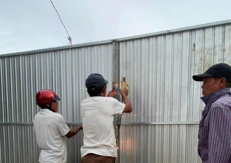 Cà Mau: Dân mất đường đi vì dự án nhà ở xã hội rào chắn - Ảnh 1.