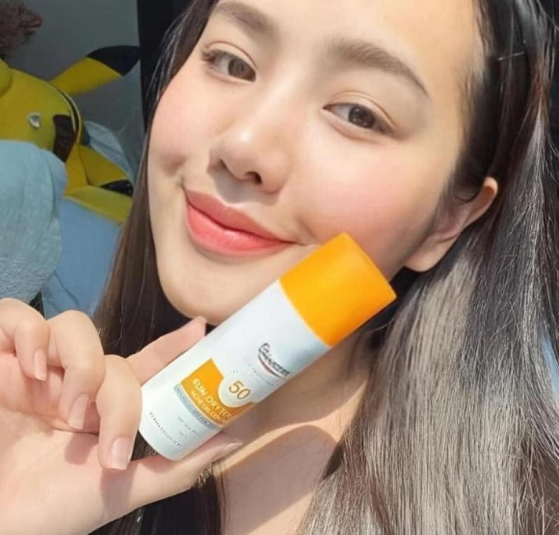 Top 7 kem chống nắng cho da dầu mụn khô thoáng, không bóng nhờn, không gây mụn - Ảnh 3.
