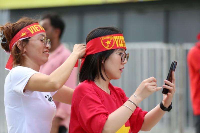 CĐV Việt Nam hừng hực khí thế 'đổ bộ' Bukit Jalil, tiếp lửa thầy trò HLV Kim đấu Malaysia- Ảnh 4. CĐV Việt Nam hừng hực khí thế 'đổ bộ' Bukit Jalil, tiếp lửa thầy trò HLV Kim đấu Malaysia- Ảnh 4.