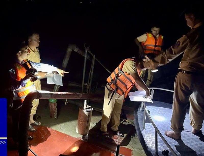Bắt quả tang 3 sà lan khai thác cát trái phép trên sông Lam- Ảnh 1. Bắt quả tang 3 sà lan khai thác cát trái phép trên sông Lam- Ảnh 1.