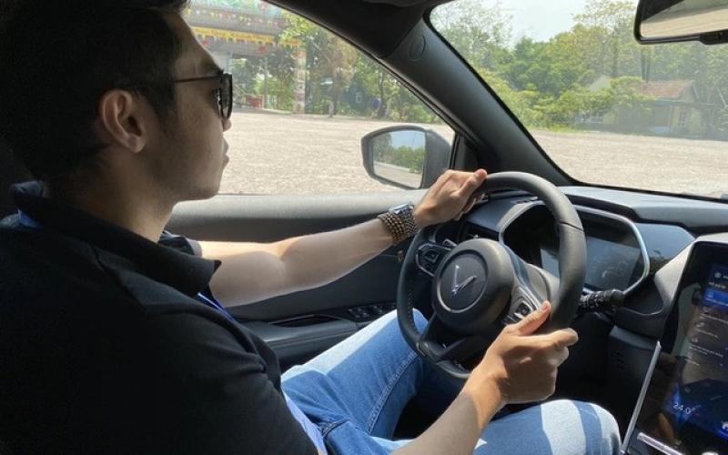 Vụ xe bán tải cán trúng người trong bệnh viện: Làm sao để lùi xe an toàn? - Ảnh 2.