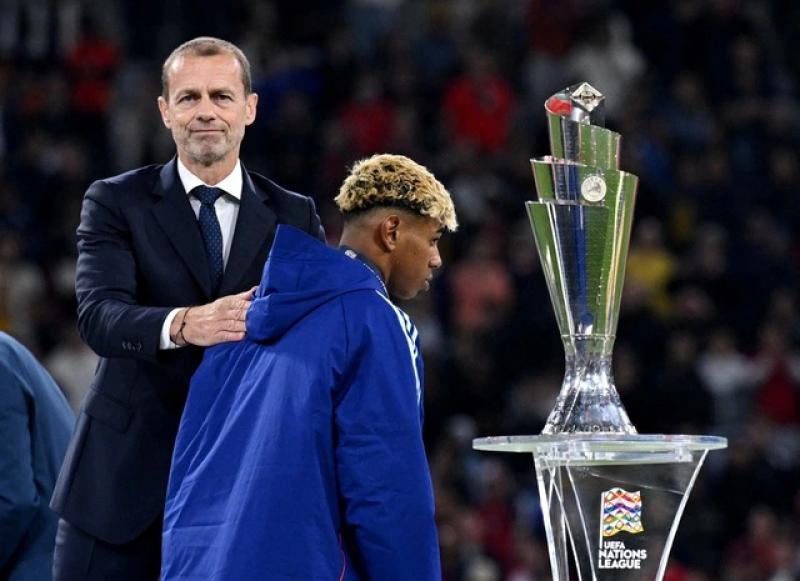 Yamal gây tranh cãi khi bỏ đi đúng lúc Ronaldo nâng cúp vô địch UEFA Nations League- Ảnh 2. Yamal gây tranh cãi khi bỏ đi đúng lúc Ronaldo nâng cúp vô địch UEFA Nations League- Ảnh 2.