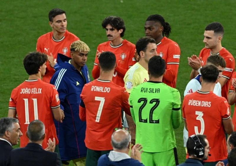 Yamal gây tranh cãi khi bỏ đi đúng lúc Ronaldo nâng cúp vô địch UEFA Nations League- Ảnh 1. Yamal gây tranh cãi khi bỏ đi đúng lúc Ronaldo nâng cúp vô địch UEFA Nations League- Ảnh 1.