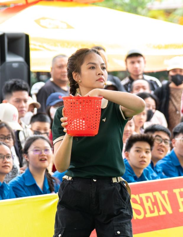 'My Sói' Thu Quỳnh lăn xả, Lan Ngọc làm điều đặc biệt cho trẻ mồ côi - Ảnh 1.