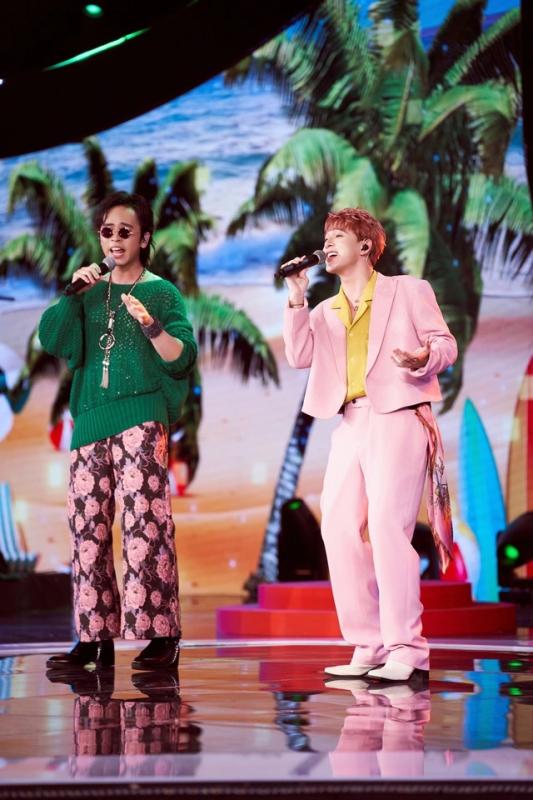 Quang Anh 'Về nhà đi con' bật khóc nức nở, dừng chân ở show âm nhạc - Ảnh 1.