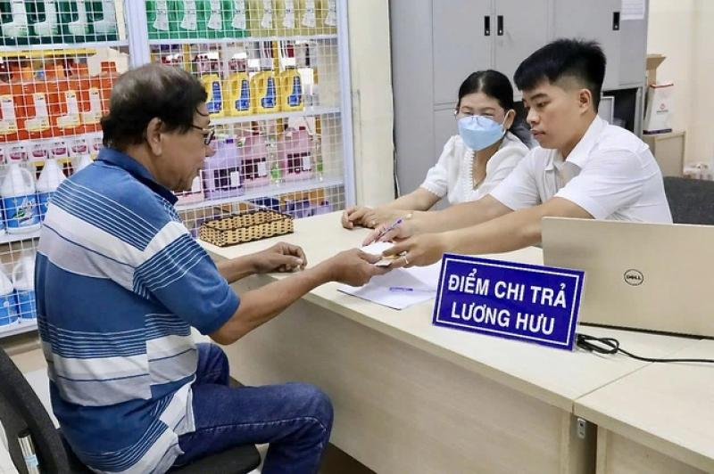 Từ 1.7.2025: Lương hưu nhà nước và tư nhân có còn chênh lệch? - Ảnh 1.