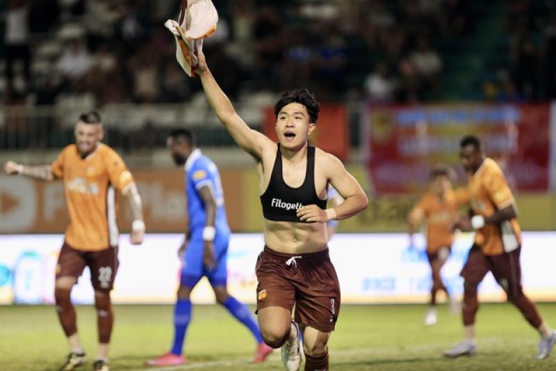Khi trung vệ trẻ Lý Đức thiếu kiểm soát - Ảnh 1.