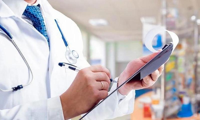 Dr Nguyên Giáp chia sẻ lý do bác sĩ thẩm mỹ bị tước giấy phép hành nghề - Ảnh 2.