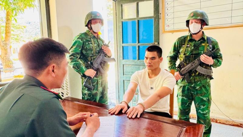 Bắt 2 nghi phạm vận chuyển số lượng lớn ma túy qua biên giới- Ảnh 2. Bắt 2 nghi phạm vận chuyển số lượng lớn ma túy qua biên giới- Ảnh 2.