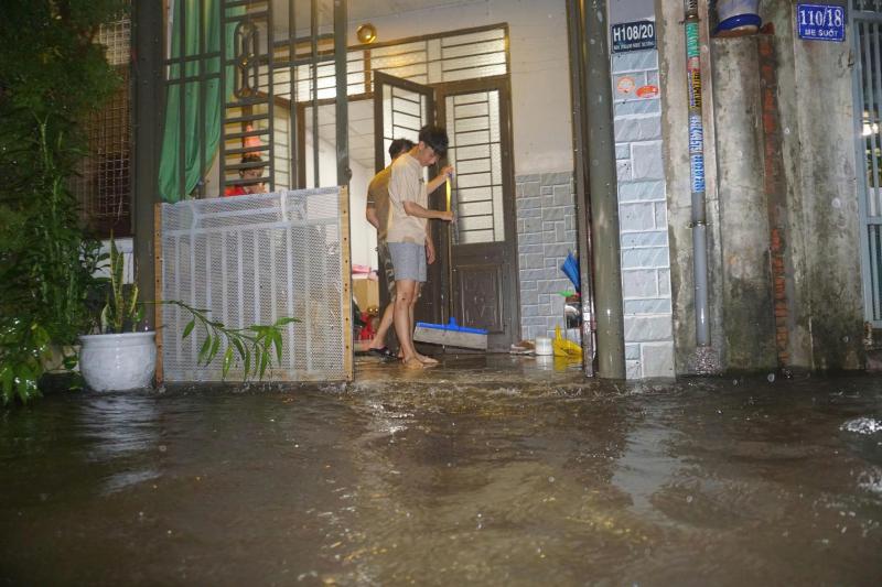 Đà Nẵng: Người dân 'rốn lũ' Mẹ Suốt trắng đêm dọn lụt, sơ tán giữa mùa hè- Ảnh 7. Đà Nẵng: Người dân 'rốn lũ' Mẹ Suốt trắng đêm dọn lụt, sơ tán giữa mùa hè- Ảnh 7.