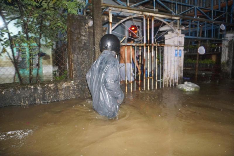 Đà Nẵng: Người dân 'rốn lũ' Mẹ Suốt trắng đêm dọn lụt, sơ tán giữa mùa hè- Ảnh 1. Đà Nẵng: Người dân 'rốn lũ' Mẹ Suốt trắng đêm dọn lụt, sơ tán giữa mùa hè- Ảnh 1.