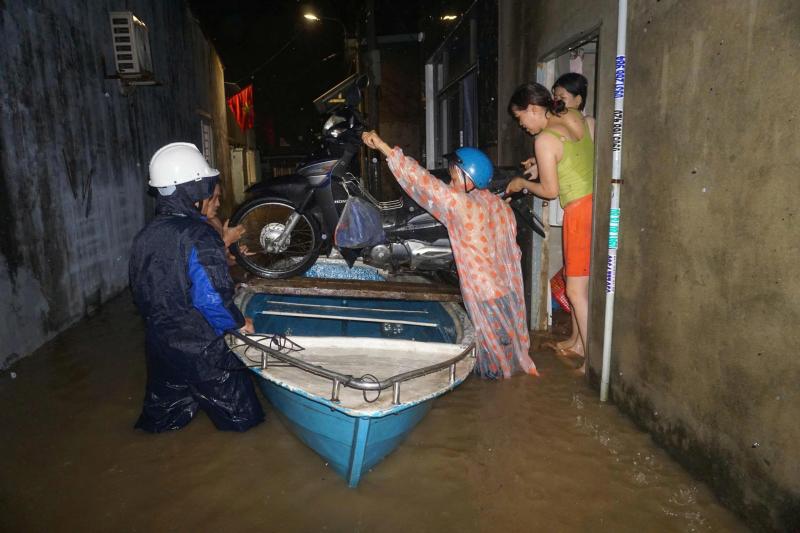 Đà Nẵng: Người dân 'rốn lũ' Mẹ Suốt trắng đêm dọn lụt, sơ tán giữa mùa hè- Ảnh 6. Đà Nẵng: Người dân 'rốn lũ' Mẹ Suốt trắng đêm dọn lụt, sơ tán giữa mùa hè- Ảnh 6.