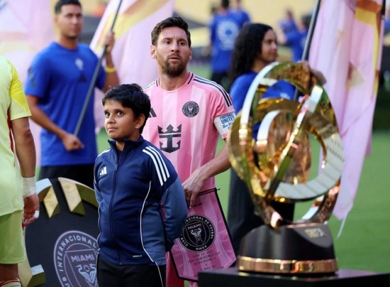 Vệ sĩ riêng bất ngờ xuất hiện, Messi ngó lơ fan cuồng Ronaldo tại Club World Cup - Ảnh 2. Vệ sĩ riêng bất ngờ xuất hiện, Messi ngó lơ fan cuồng Ronaldo tại Club World Cup - Ảnh 2.