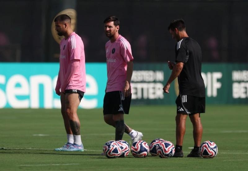 Cựu danh thủ Roberto Baggio bất ngờ gặp Messi, Inter Miami có viện binh trở lại - Ảnh 2. Cựu danh thủ Roberto Baggio bất ngờ gặp Messi, Inter Miami có viện binh trở lại - Ảnh 2.