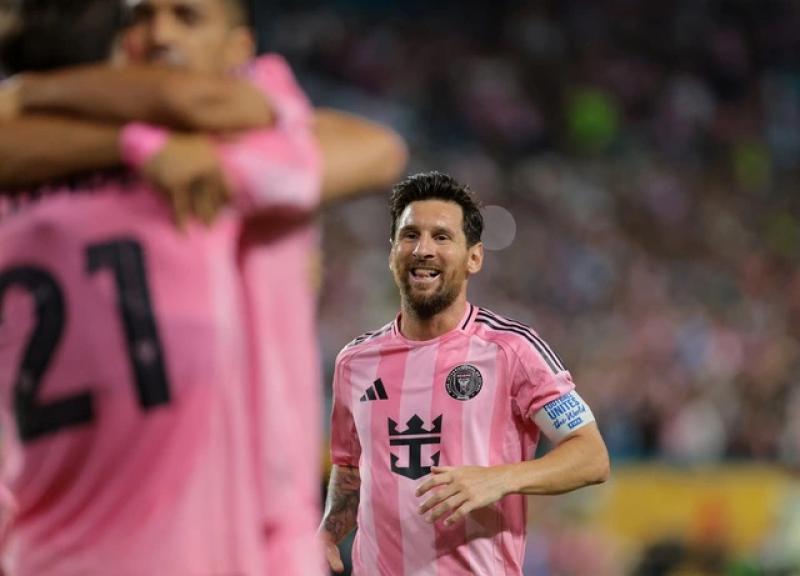 Tiết lộ mức lương khủng của Ronaldo khi ở lại Al Nassr, bỏ xa Messi- Ảnh 2. Tiết lộ mức lương khủng của Ronaldo khi ở lại Al Nassr, bỏ xa Messi- Ảnh 2.