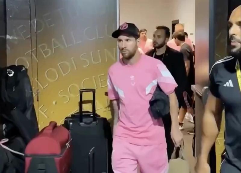 Vệ sĩ riêng bất ngờ xuất hiện, Messi ngó lơ fan cuồng Ronaldo tại Club World Cup - Ảnh 1. Vệ sĩ riêng bất ngờ xuất hiện, Messi ngó lơ fan cuồng Ronaldo tại Club World Cup - Ảnh 1.