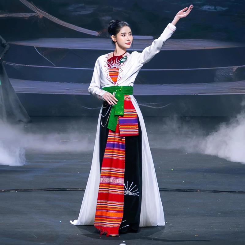 Vẻ quyến rũ của 'hoa khôi công nghệ' gây chú ý tại Miss Earth Vietnam- Ảnh 3. Vẻ quyến rũ của 'hoa khôi công nghệ' gây chú ý tại Miss Earth Vietnam- Ảnh 3.