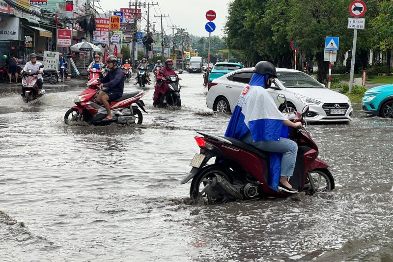 Ngập đường tại TP . Thủ Đức: Tình trạng đáng báo động sau cơn mưa lớn liên tiếp - Ảnh 5. Ngập đường tại TP . Thủ Đức: Tình trạng đáng báo động sau cơn mưa lớn liên tiếp - Ảnh 5.
