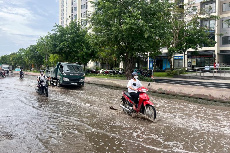 Ngập đường tại TP . Thủ Đức: Tình trạng đáng báo động sau cơn mưa lớn liên tiếp - Ảnh 2. Ngập đường tại TP . Thủ Đức: Tình trạng đáng báo động sau cơn mưa lớn liên tiếp - Ảnh 2.