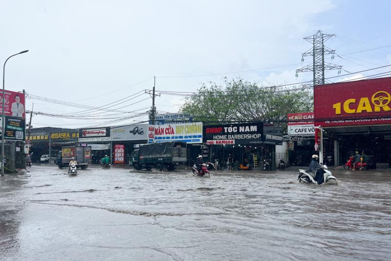 Ngập đường tại TP . Thủ Đức: Tình trạng đáng báo động sau cơn mưa lớn liên tiếp - Ảnh 1. Ngập đường tại TP . Thủ Đức: Tình trạng đáng báo động sau cơn mưa lớn liên tiếp - Ảnh 1.