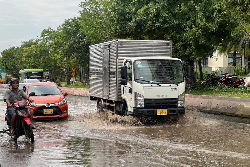 Ngập đường tại TP . Thủ Đức: Tình trạng đáng báo động sau cơn mưa lớn liên tiếp - Ảnh 3. Ngập đường tại TP . Thủ Đức: Tình trạng đáng báo động sau cơn mưa lớn liên tiếp - Ảnh 3.