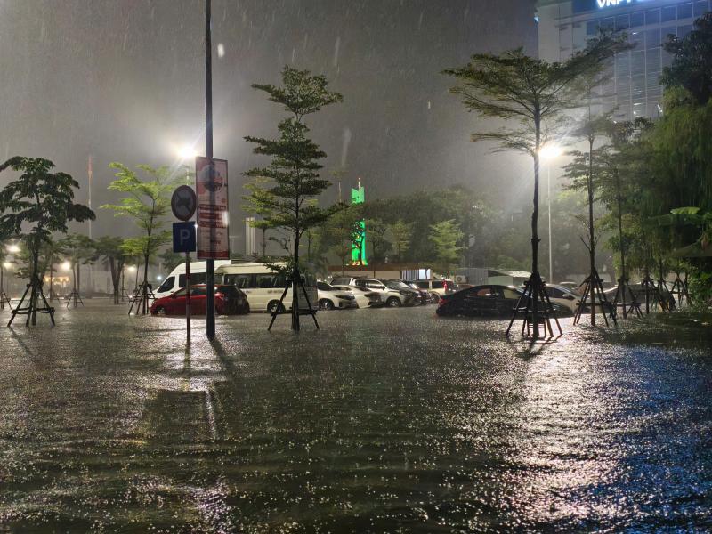 Đà Nẵng: Người dân trắng đêm 'giải cứu' ô tô khỏi biển nước- Ảnh 3. Đà Nẵng: Người dân trắng đêm 'giải cứu' ô tô khỏi biển nước- Ảnh 3.