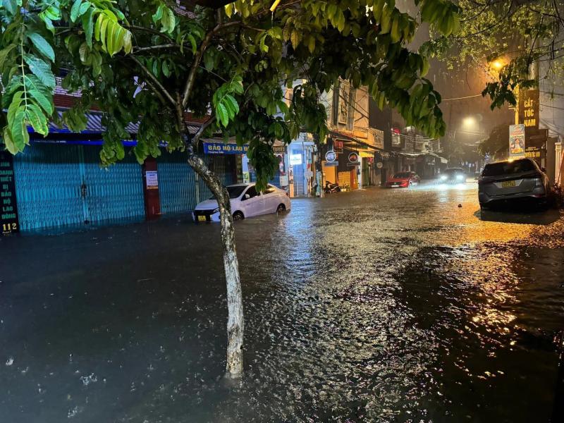 Đà Nẵng: Người dân trắng đêm 'giải cứu' ô tô khỏi biển nước- Ảnh 9. Đà Nẵng: Người dân trắng đêm 'giải cứu' ô tô khỏi biển nước- Ảnh 9.