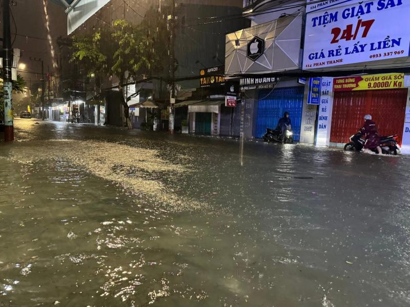 Đà Nẵng: Người dân trắng đêm 'giải cứu' ô tô khỏi biển nước- Ảnh 8. Đà Nẵng: Người dân trắng đêm 'giải cứu' ô tô khỏi biển nước- Ảnh 8.