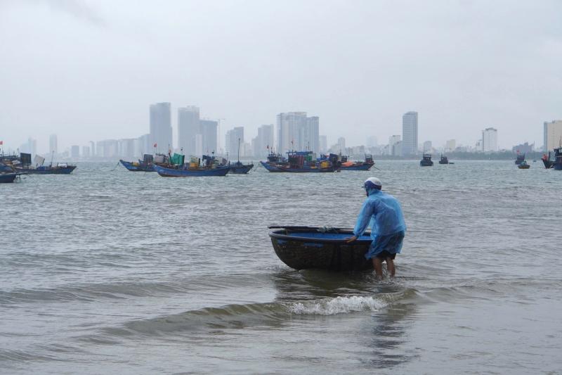 Ngư dân Đà Nẵng chạy bão giữa mùa hè , chưa từng kéo thuyền tháng này - Ảnh 2. Ngư dân Đà Nẵng chạy bão giữa mùa hè , chưa từng kéo thuyền tháng này - Ảnh 2.