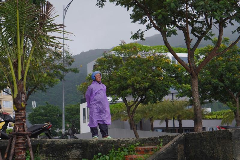 Ngư dân Đà Nẵng chạy bão giữa mùa hè , chưa từng kéo thuyền tháng này - Ảnh 5. Ngư dân Đà Nẵng chạy bão giữa mùa hè , chưa từng kéo thuyền tháng này - Ảnh 5.