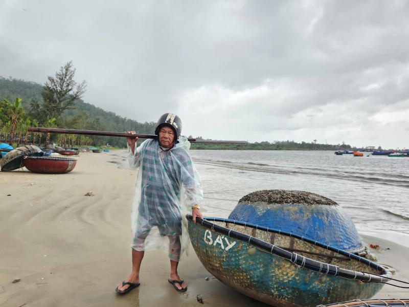 Ngư dân Đà Nẵng chạy bão giữa mùa hè , chưa từng kéo thuyền tháng này - Ảnh 4. Ngư dân Đà Nẵng chạy bão giữa mùa hè , chưa từng kéo thuyền tháng này - Ảnh 4.