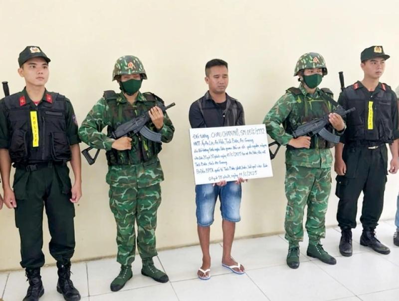 Bắt nghi phạm giết người đang trốn qua Campuchia- Ảnh 1. Bắt nghi phạm giết người đang trốn qua Campuchia- Ảnh 1.