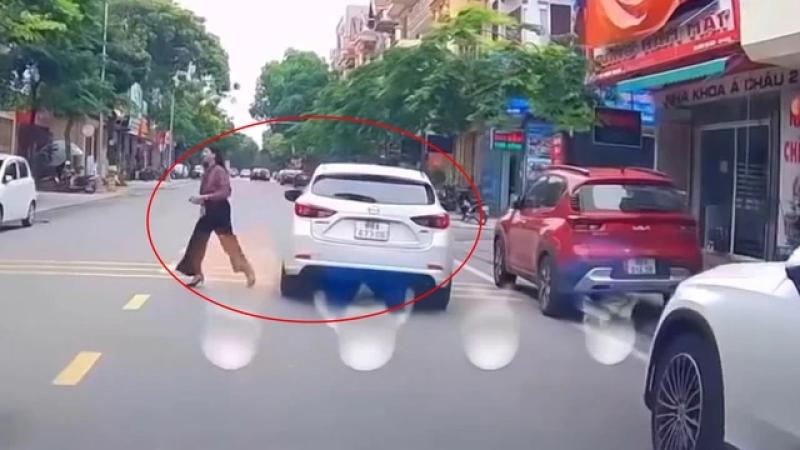 Nữ tài xế gây phẫn nộ vì ngang nhiên đỗ ô tô giữa đường rồi bỏ đi - Ảnh 1.