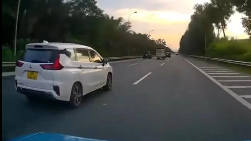 Ô tô Mitsubishi Xpander bị đâm văng trên cao tốc vì cố tạt đầu xe khác - Ảnh 1.