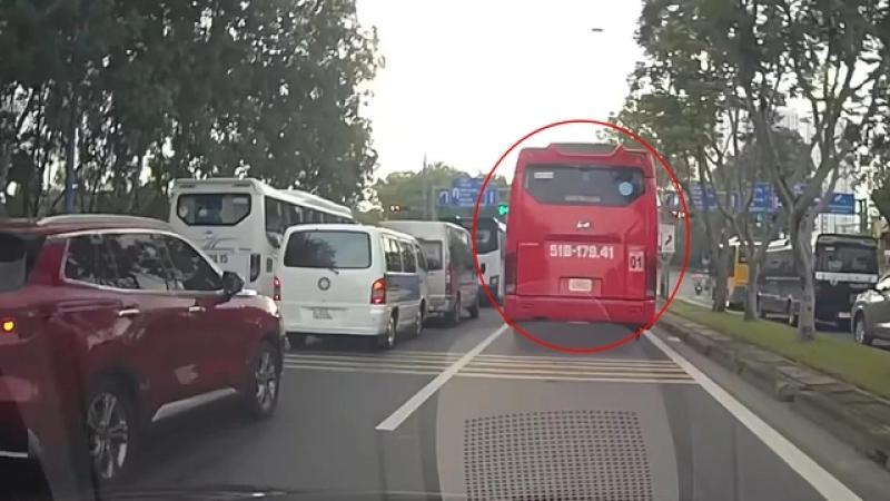 Ô tô phải chờ đèn đỏ thêm gần 2 phút vì bị xe khách 'cướp làn' - Ảnh 1.