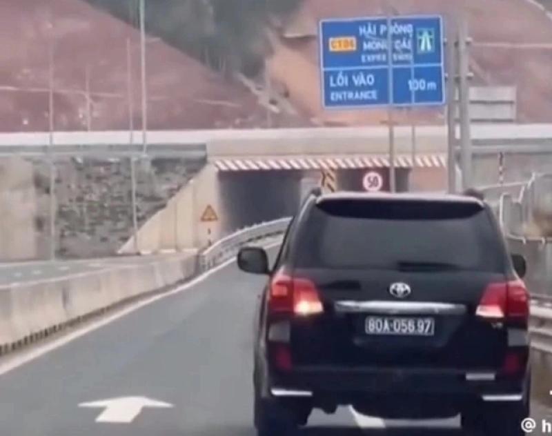 Ô tô con lại đi lùi trên cao tốc, phạt tiền đến 40 triệu vẫn không sợ? - Ảnh 2.