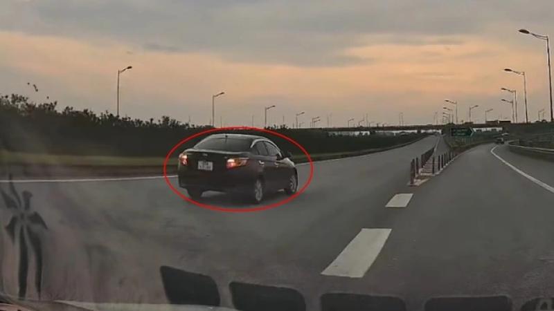 Ô tô con lại đi lùi trên cao tốc, phạt tiền đến 40 triệu vẫn không sợ? - Ảnh 1.