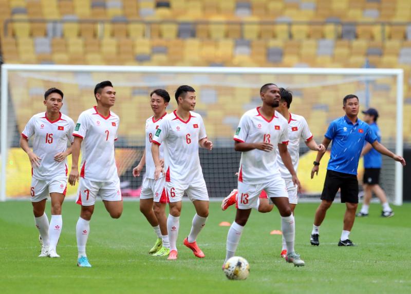 Đội tuyển Việt Nam tập cực vui trên ‘chảo lửa’, sân Bukit Jalil phản ứng kỳ lạ: Vé vẫn ế!- Ảnh 7. Đội tuyển Việt Nam tập cực vui trên ‘chảo lửa’, sân Bukit Jalil phản ứng kỳ lạ: Vé vẫn ế!- Ảnh 7.