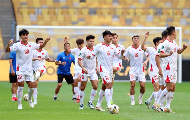 Đội tuyển Việt Nam tập cực vui trên ‘chảo lửa’, sân Bukit Jalil phản ứng kỳ lạ: Vé vẫn ế!- Ảnh 6. Đội tuyển Việt Nam tập cực vui trên ‘chảo lửa’, sân Bukit Jalil phản ứng kỳ lạ: Vé vẫn ế!- Ảnh 6.