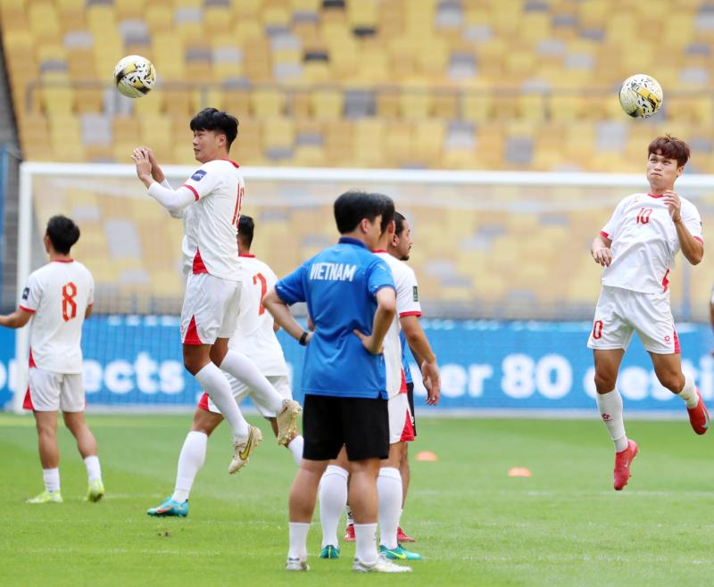 Đội tuyển Việt Nam tập cực vui trên ‘chảo lửa’, sân Bukit Jalil phản ứng kỳ lạ: Vé vẫn ế!- Ảnh 11. Đội tuyển Việt Nam tập cực vui trên ‘chảo lửa’, sân Bukit Jalil phản ứng kỳ lạ: Vé vẫn ế!- Ảnh 11.